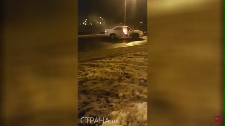 Взрыв возле метро Лесная полностью уничтожил автомобиль оперов СБУ, фото: Страна.ua