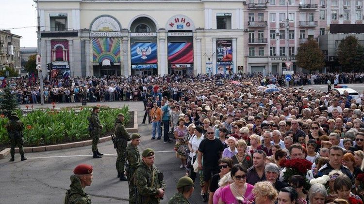В иноСМИ отметили тот факт, что на похороны Захарченко пришли десятки тысяч донеччан. Фото: 