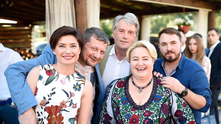 Поздравить близкого к Олегу Ляшко Андрея Лозового (крайний справа) прибыл экс-президент Виктор Ющенко (в центре). Крайняя слева - Ирина Ванникова, вторая справа - Валентина Руденко, фото: facebook.com/irina.vannikova