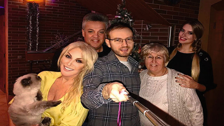 Таисия Повалий с Игорем Лихутой, мамой, сыном Денисом и невесткой Светланой, фото: instagram.com