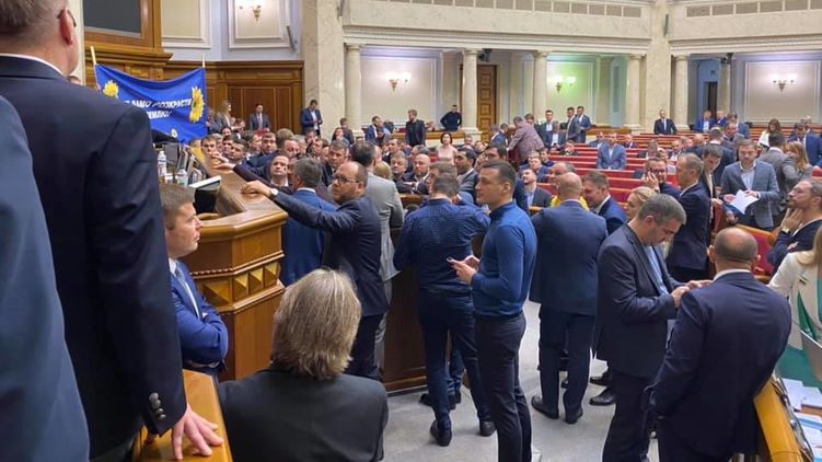 В Раде голосовали за открытие рынка земли и это было горячо. Фото Алексея Кучеренко