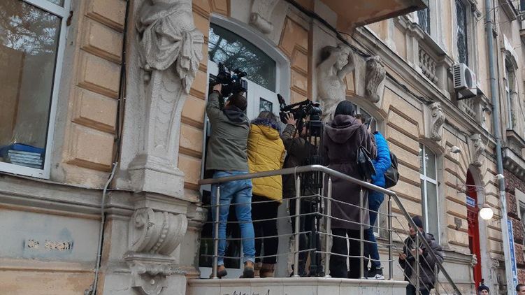 Работа телеканала парализована. Журналисты дежурят на улице. Фото: Думская