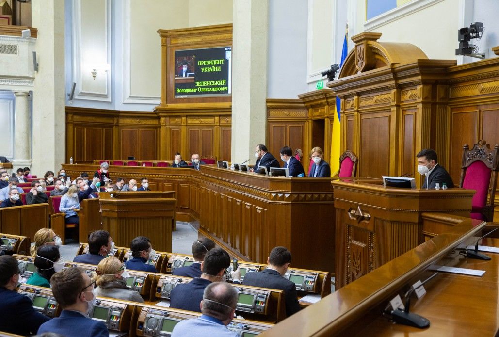 Протянуть важные решения Раде удалось только под присмотром Зеленского и при помощи голосов других фракций. Фото: president.gov.ua