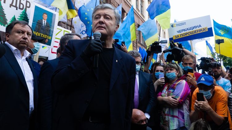 Порошенко на митинге под Печерским судом. Фото facebook.com/petroporoshenko