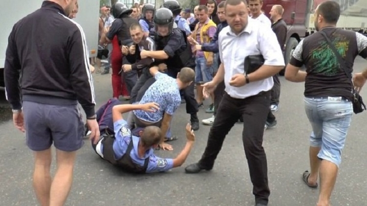 В Кривом озере начались волнения местных жителей, возмущенных беспределом полиции, фото: unian.net