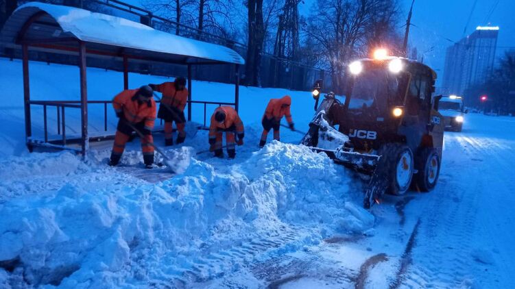 Уборка снега в Киеве. Фото: Киевавтодор