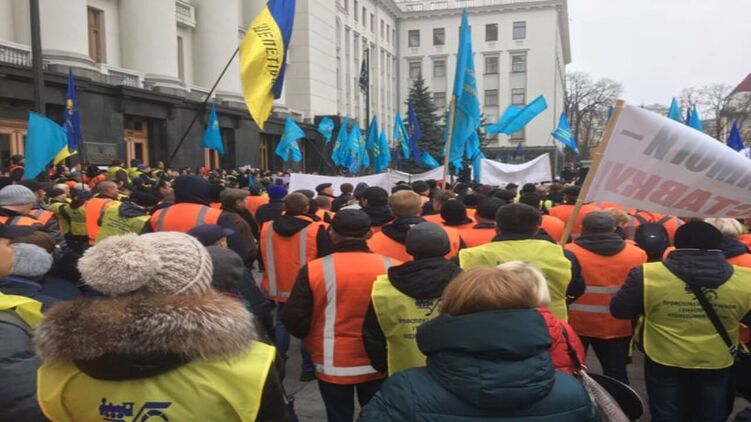 Железнодорожники уже несколько раз выходили на акции протеста, но пока так и не добились повышения зарплат. А сейчас им грозят еще и массовые сокращения