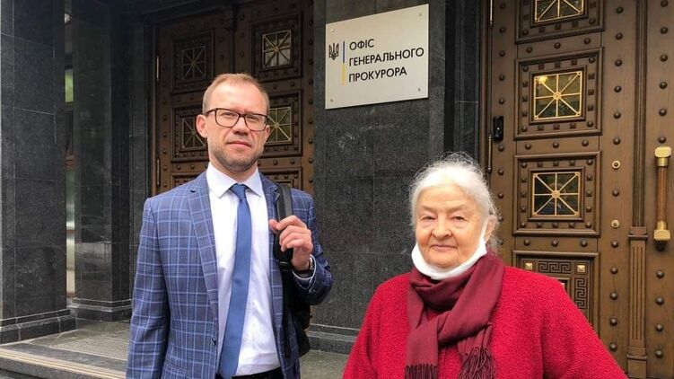 Мама Олеся Бузины Валентина Павловна и ее адвокат Артем Захаров