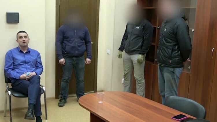 Консул в Петербурге Александр Сосонюк (слева) на очной ставке в ФСБ. Кадр из видео