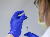 30 тысяч прививок за сутки. Как в Израиле первыми в мире начали вакцинацию третьей дозой