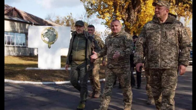 Министр обороны Алексей Резников (слева) и главком ВСУ Валерий Залужный (в центре) проводят инспекцию в части, фото: facebook.com/GeneralStaff.ua