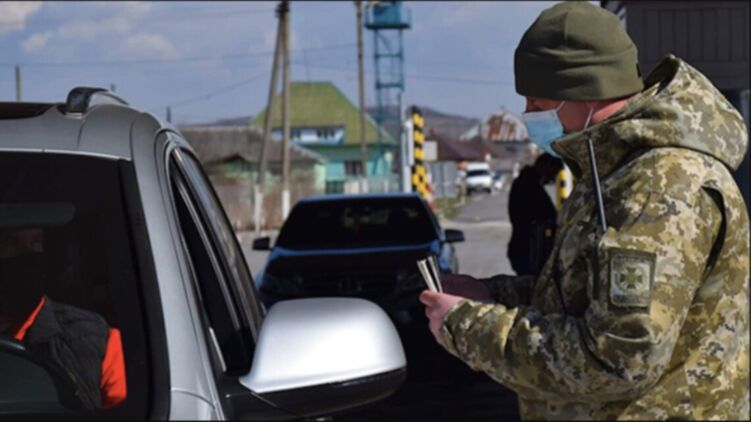 Военнообязанные украинцы должны отпроситься у военкомата, чтобы покинуть место жительства