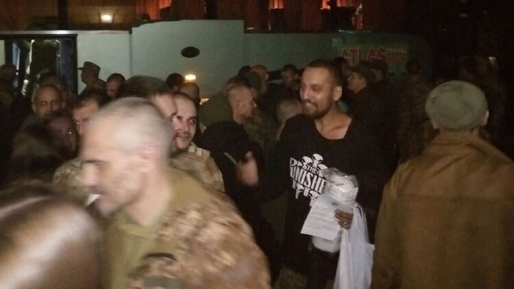 Новые фото с обмена пленными: вернувшиеся украинские военные встретились со своими родственниками.. Фото: Телеграм