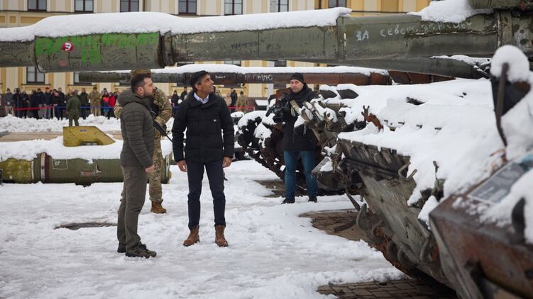 Зеленский и Сунак в Киеве смотрят на трофейные танки РФ