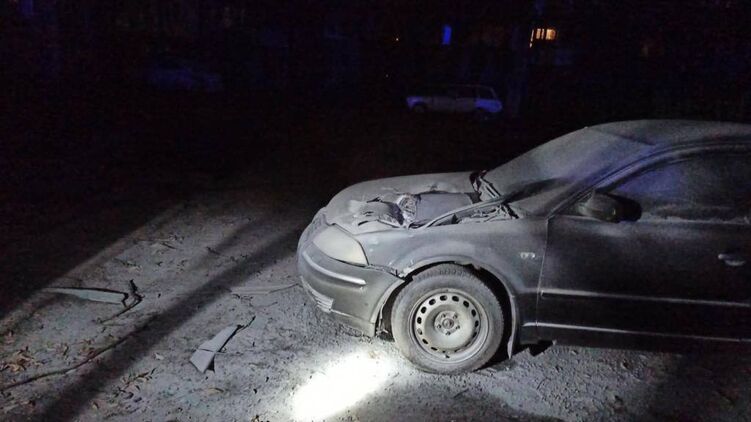 Автомобиль в Киеве, на который в новогоднюю ночь упали обломки ракеты. Фото: соцсети