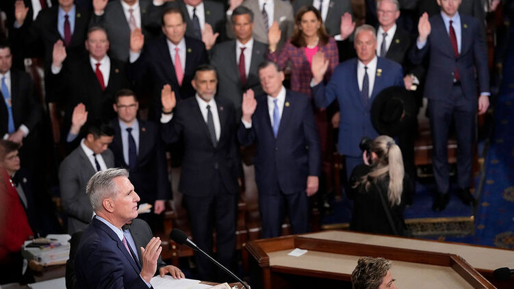 После долгой исторической эпопеи, с 15 попытки, в Конгрессе США избрали спикера нижней палаты - республиканца Кевина Маккарти. Фото: AP 