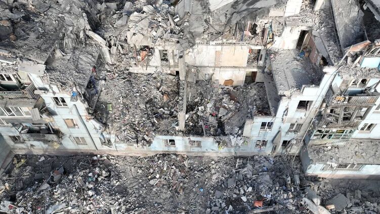 Руины дома в Запорожье после ракетного удара. Завалы сегодня еще разбирают