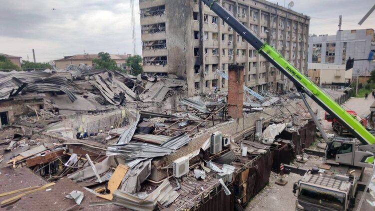 Развалины пиццерии в Краматорске, куда попала российская ракета