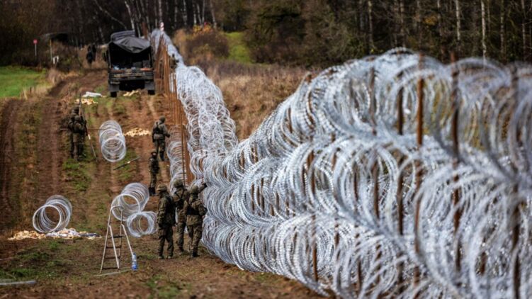 Польша ограждается проволокой на границе с Калининградской областью России и Беларусью. Фото: AFP