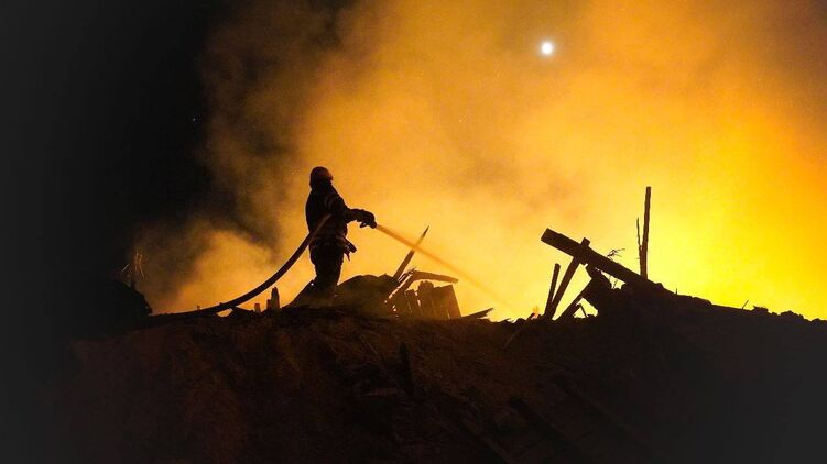 Пожар после российского удара в Хмельницкой области