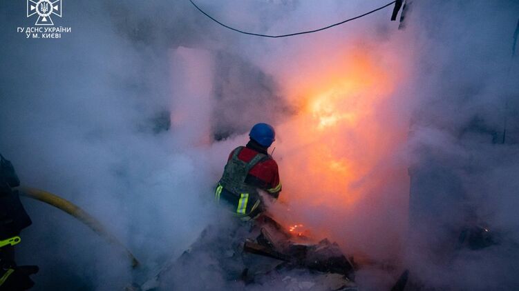 Спасатели на месте обстрела в Киеве 25 ноября. Фото ГСЧС