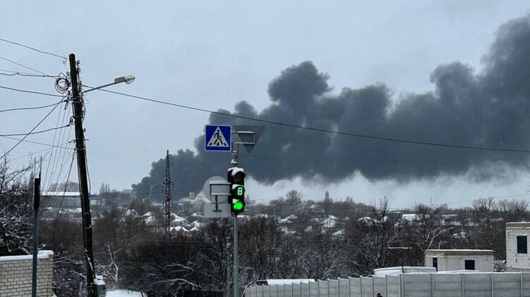 Кадры пожара после удара по нефтебазе в Харькове