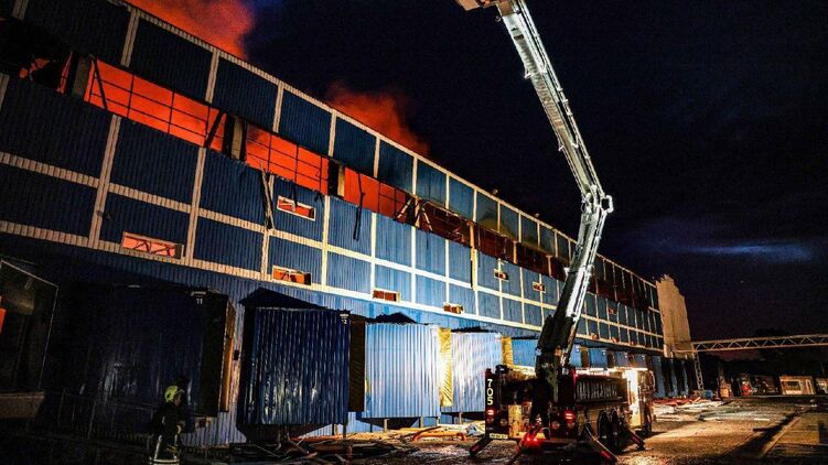 Под Харьковом после обстрела горел крупный склад