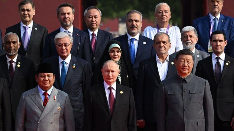 Учасники військового параду у Китаї