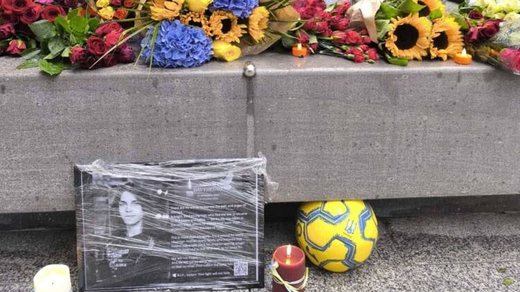 В Ірландії несуть квіти та футбольні м'ячі на згадку про вбитого 17-річного українця Вадима Давиденка. Фото: Facebook Олени Гордієнко