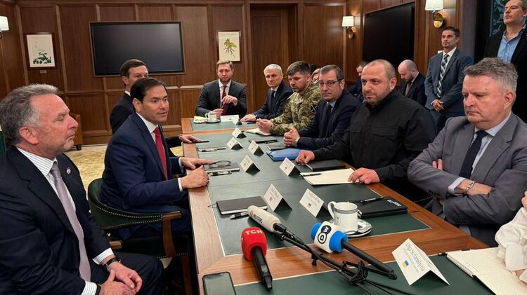 Пожежа внаслідок потрапляння у Вишгород. Фото: ДСНС