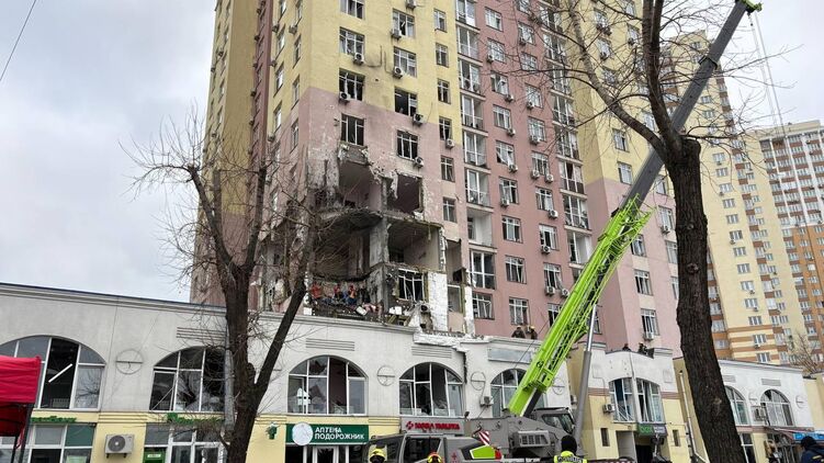 Наслідки нічної атаки на Київ. Фото: ДСНС