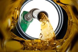 "Привід підвищення цін". Як зупинка постачання дизеля зі Словаччини та Угорщини позначиться на українському ринку