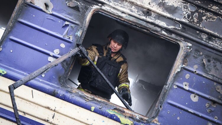 Поезд после удара дрона в Николаевской области