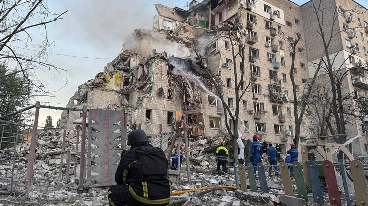 Частично разрушенный жилой дом в Дарницком районе. Фото: ГСЧС