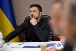 Диктатури декорації. Чому Зеленський щоразу прогинається під вимоги "картонного Майдану"?