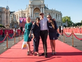 "Боа, стразы, люстры в ушах. Веселые сиськи на выезде"