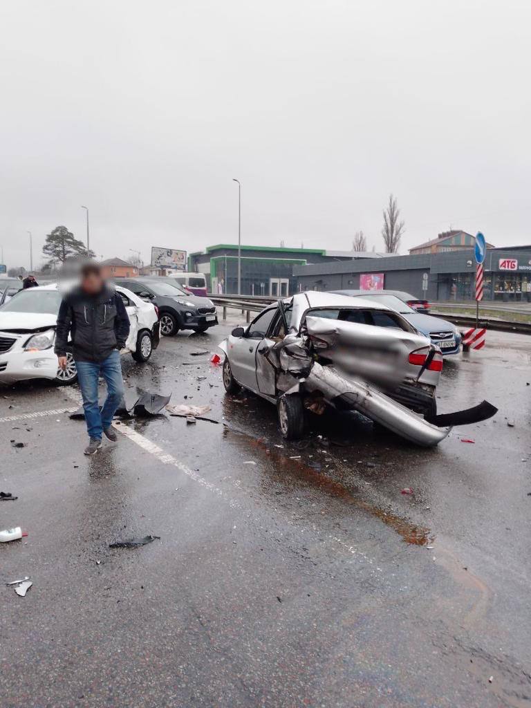 На Житомирской трассе 10 машин столкнулись близ Капитановки