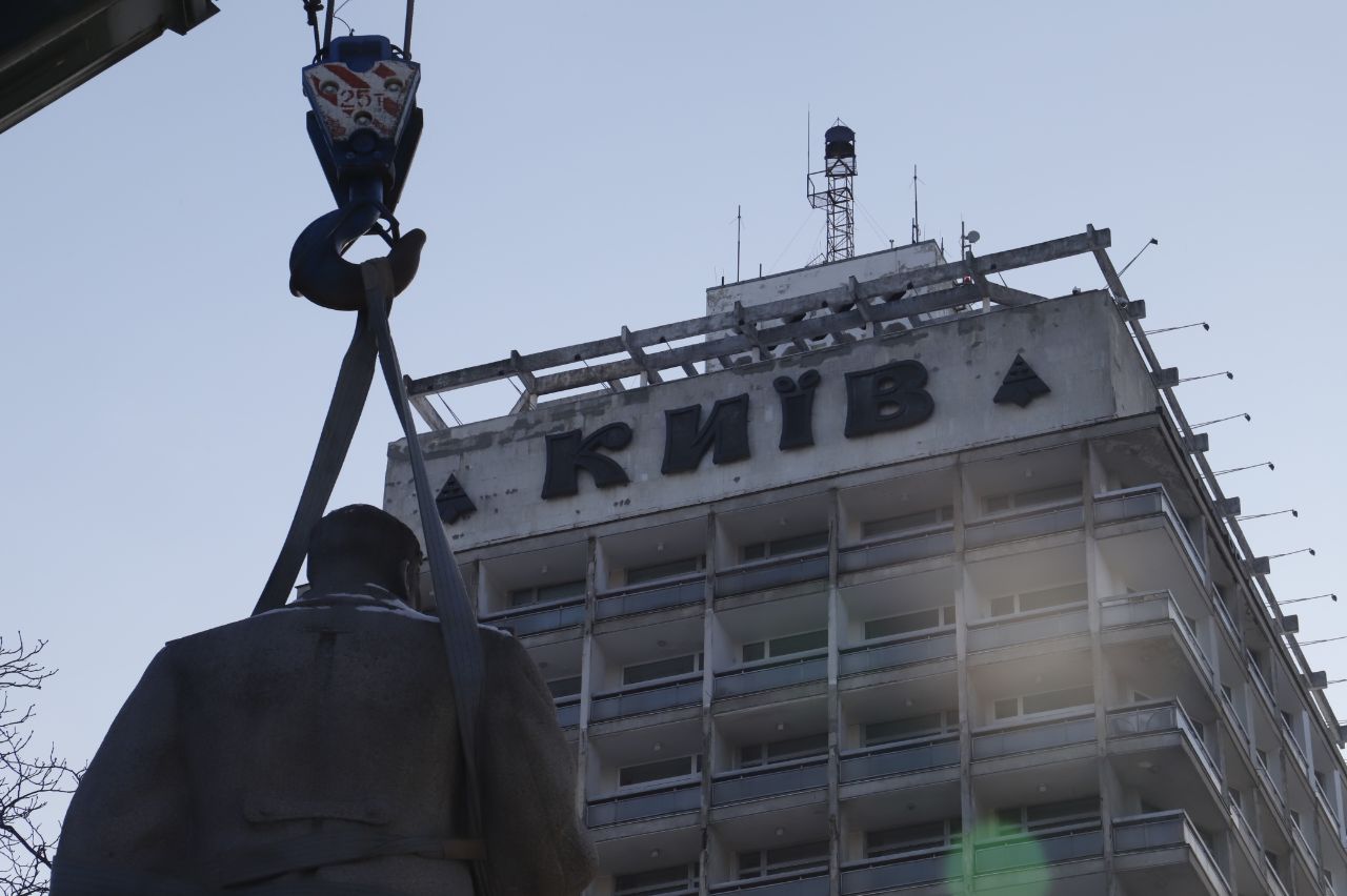 В Киеве демонтировали памятник Ватутину 