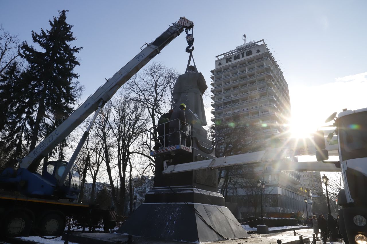 У Києві демонтували пам'ятник Ватутіну