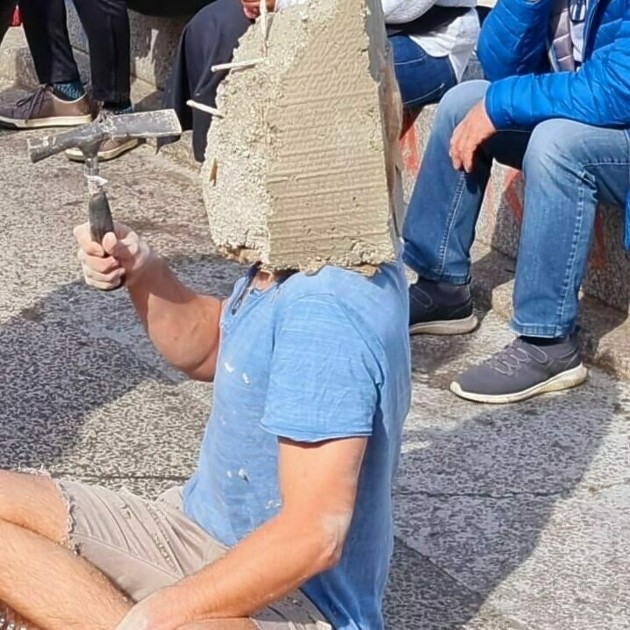 Мужчина забетонировал себе голову