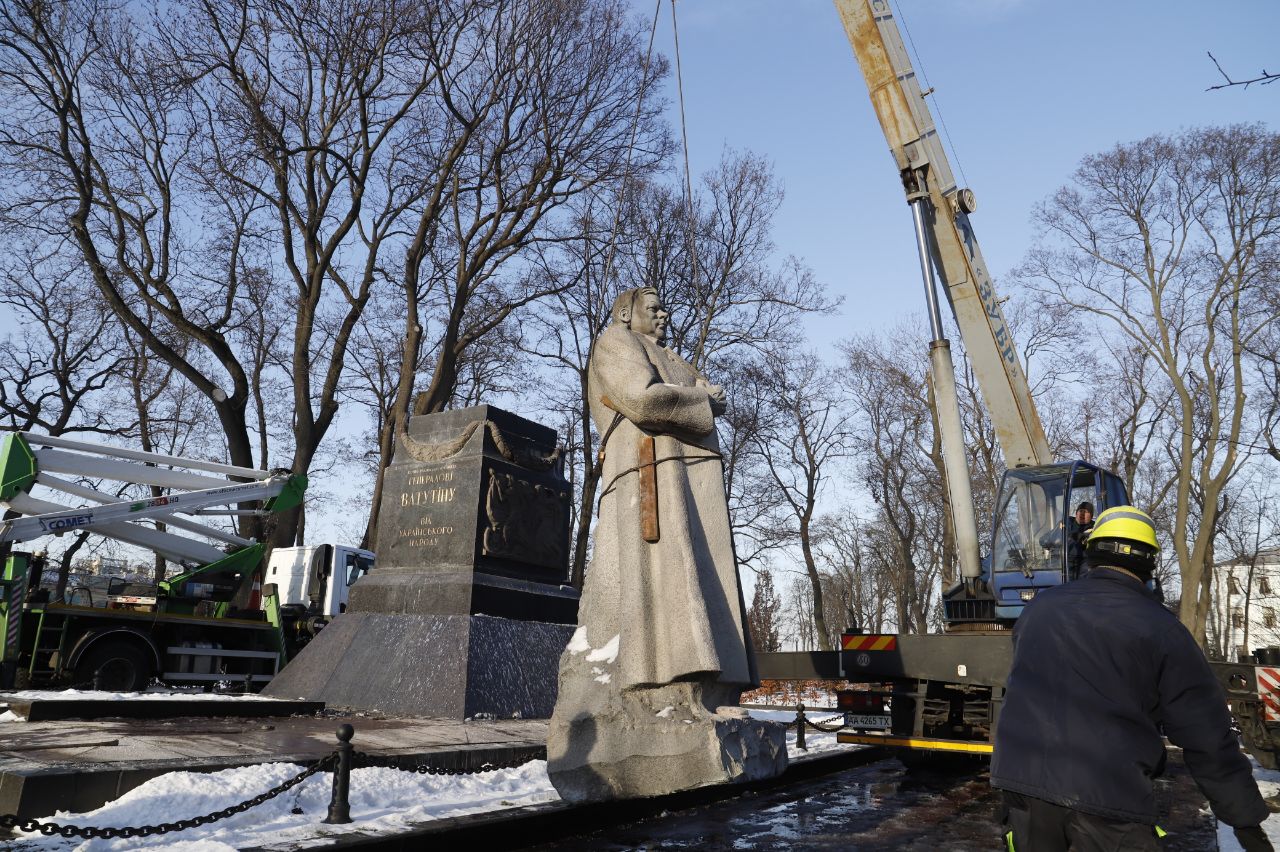 В Киеве демонтировали памятник Ватутину 
