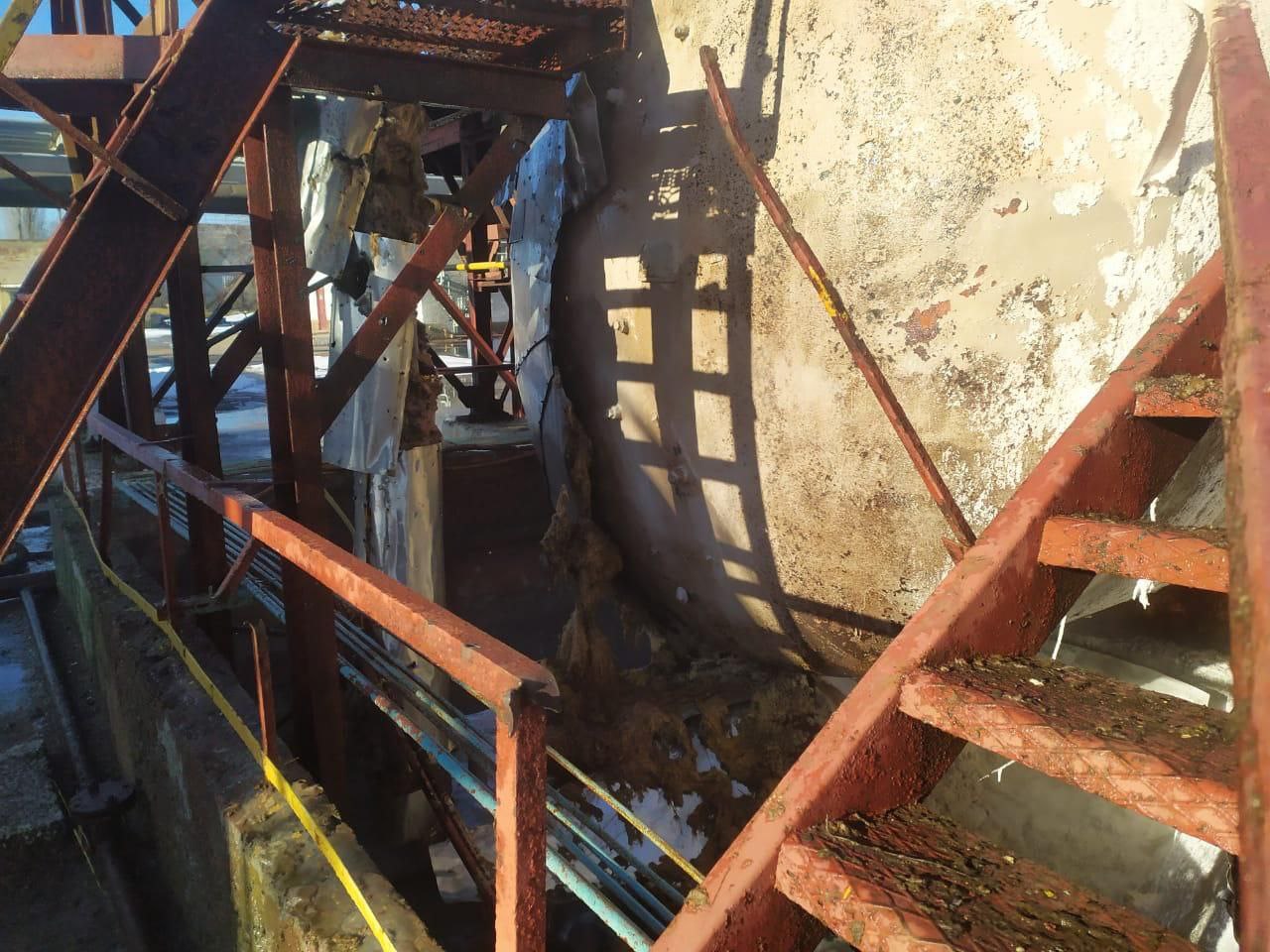 фото поврежденного резервуара с аммиаком