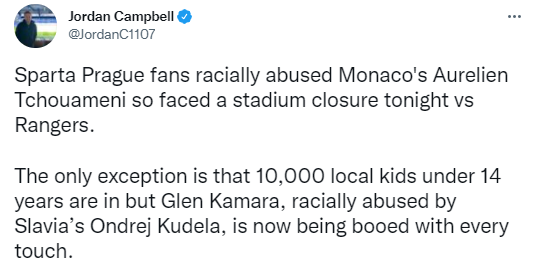В Праге освистали темнокожего футболиста. Скриншот из твиттера