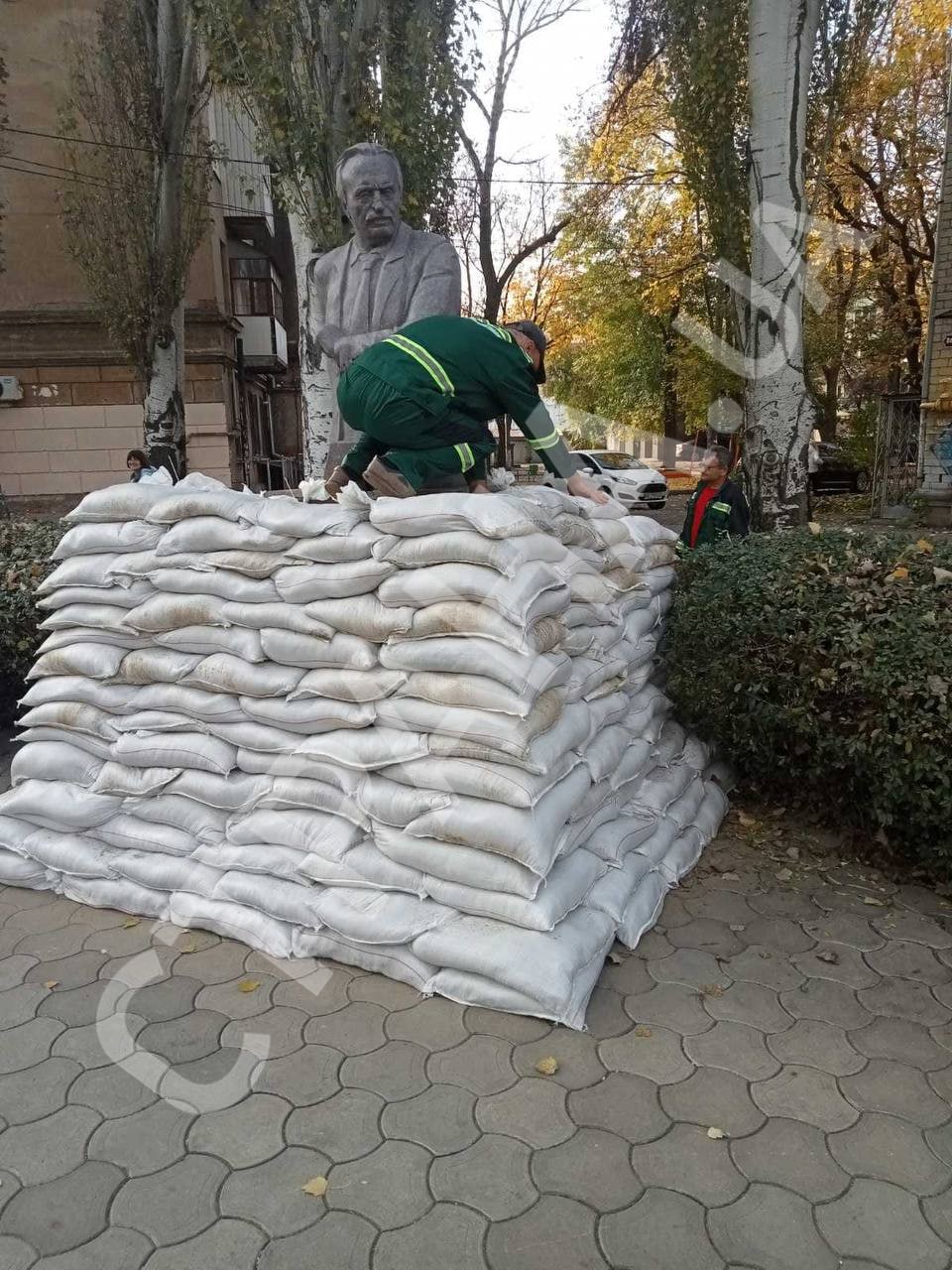 В пресс-службе Николаевского горсовета сообщили о том, что коммунальные службы Николаева закрыли мешками с песком четыре памятника в городе