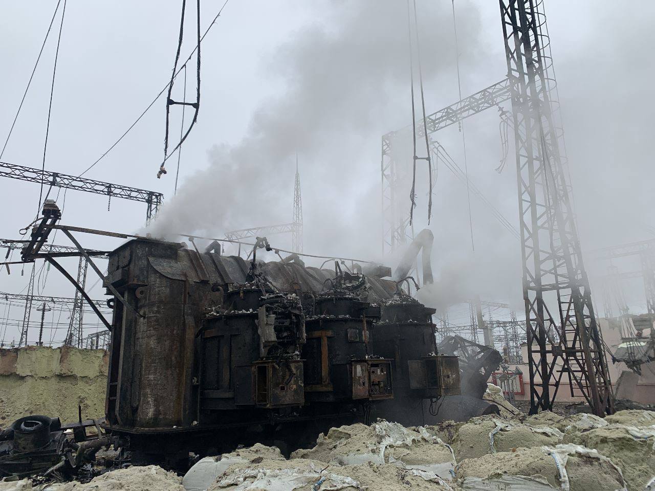 Последствия обстрела трансформатора на западе Украины