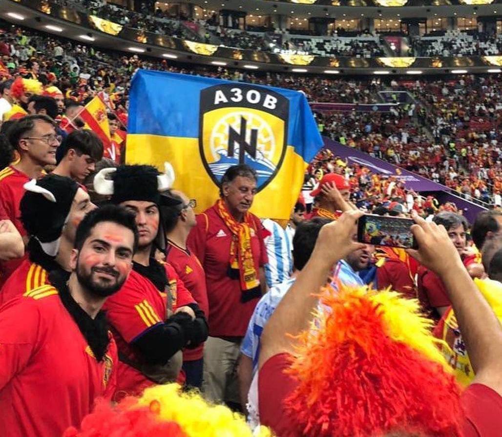 Испанские болельщики развернули флаг "Азова"