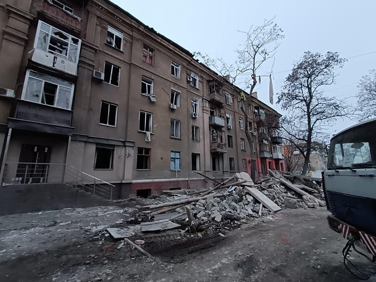 Спасатели продолжают разбирать завалы дома в Краматорске Донецкой области