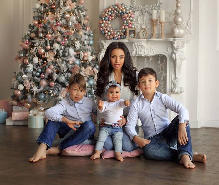 Полина Ололо с детьми