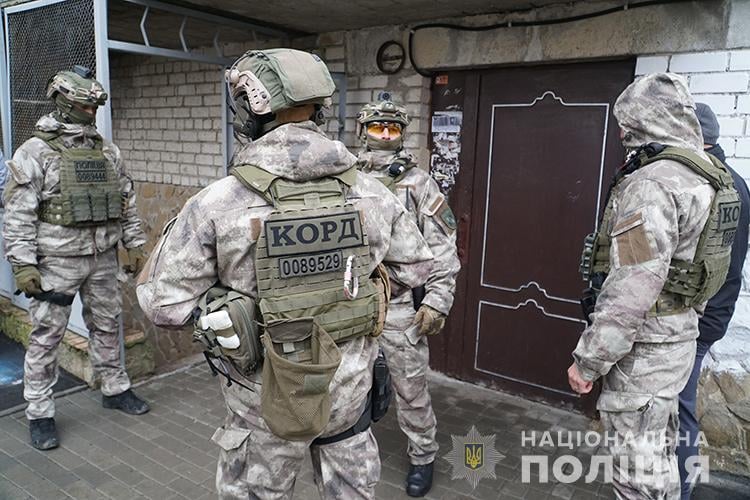 В Тернополе похители мужчину. Скриншот https://mvs.gov.ua/ua/news/37472_Operativniki_Ternopolya_zatrimali_grupu_osib_yaki_vikrali_avto_pozbavili_voli_cholovika_ta_vimagali_u_nogo_800_tisyach_dolariv.htm