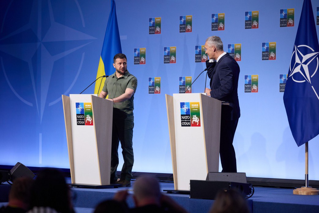 Владимир Зеленский и генсек НАТО Йенс Столтенберг (справа) разошлись во мнении по поводу приглашения Украины в Альянс